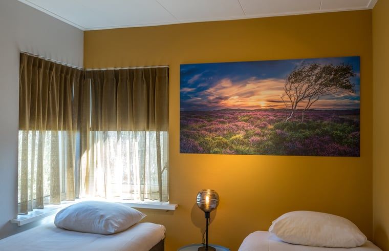 Tweede slaapkamer met schilderij in vakantiehuisje in De Koog, Texel.