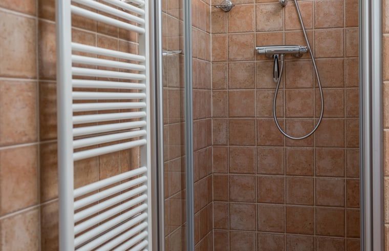 Moderne douche in vakantiehuisje in De Koog, Texel, Waddeneilanden.