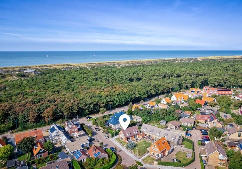 Panoramisch uitzicht op De Koog, Texel met Vogelweelde vakantiehuis nabij de kustlijn.