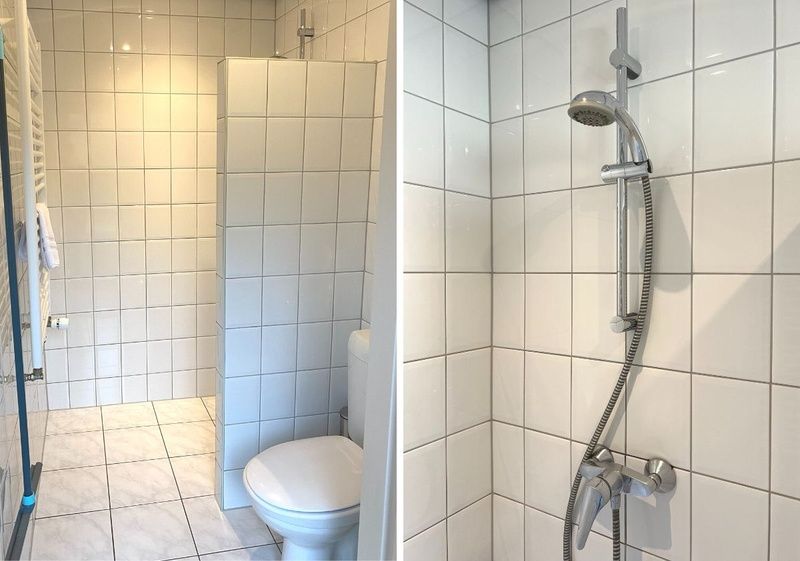 Moderne badkamer in Vogelweelde vakantiehuis, De Koog, Texel met ruime douche.