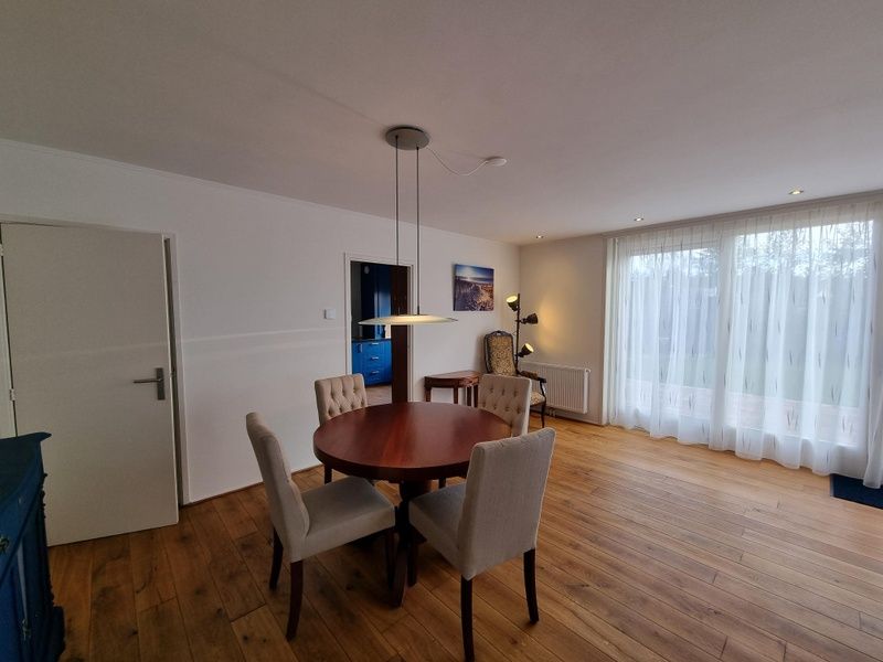 Essecke im Bungalow Epelaan 13, De Koog, Texel. Ferienhaus mit elegantem Tisch und bequemen Stuehlen fuer gemuetliche Mahlzeiten.