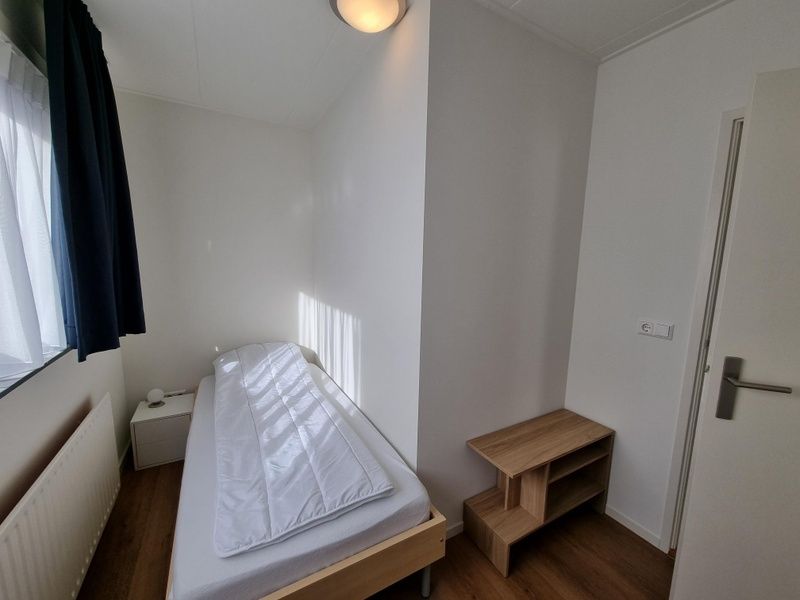 Einzelzimmer im Bungalow Epelaan 13, De Koog, Texel. Ferienhaus mit minimalistischer Einrichtung und viel Licht.