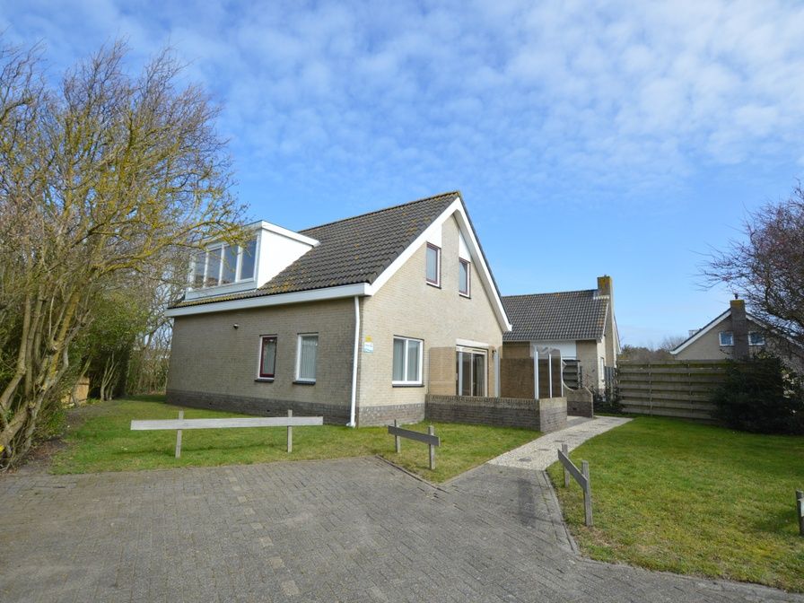 Vakantiehuis Stappeland 205 in De Koog, Texel met ruime tuin en moderne architectuur.