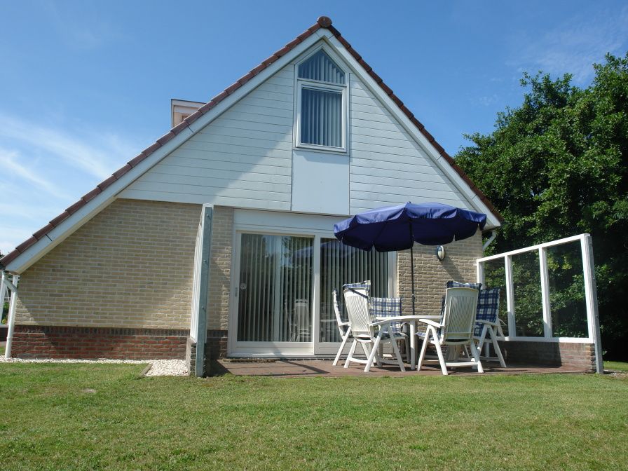 Villa 9 in De Koog Texel met zonnig terras en tuin, ideaal vakantiehuis op de Waddeneilanden.