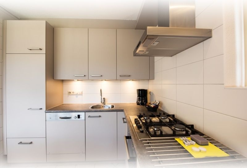 Moderne keuken van Villa 9 in De Koog Texel, compleet uitgerust vakantiehuis op de Waddeneilanden.