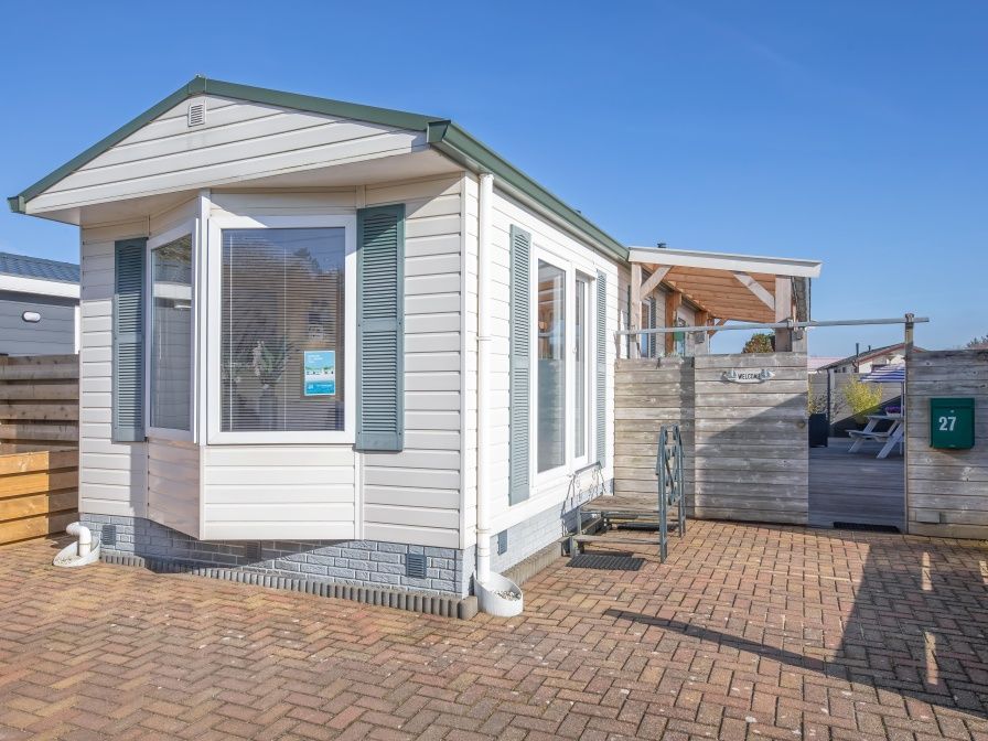 Chaletpark Bregkoog in De Koog, Texel biedt een charmant vakantiehuis met zonnig terras en toegangspoort.