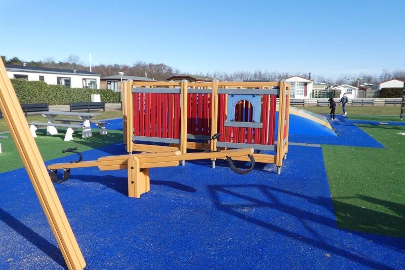 Speeltuin bij Chaletpark Bregkoog, De Koog Texel, ideaal voor kinderen met kleurrijke speeltoestellen.