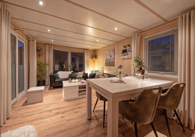 Ruime eetkamer in Chalet Bregkoog 27, De Koog Texel, met houten tafel en gezellige ambiance.