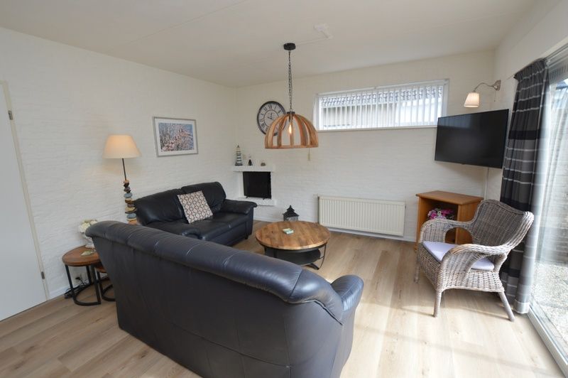 Lichte woonkamer van Vakantiehuis Stappeland 205 in De Koog, Texel met stijlvolle inrichting.