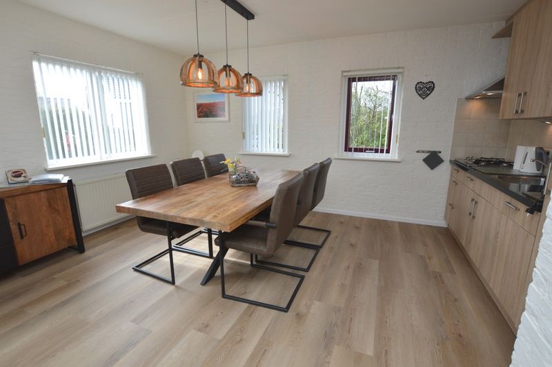Eetkamer in Vakantiehuis Stappeland 205, De Koog, Texel met grote eettafel en veel lichtinval.