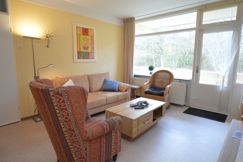 Stilvolle Sitzecke im Apartment Kerckeland 68, De Koog, Texel mit bequemen Sofas und viel Tageslicht.