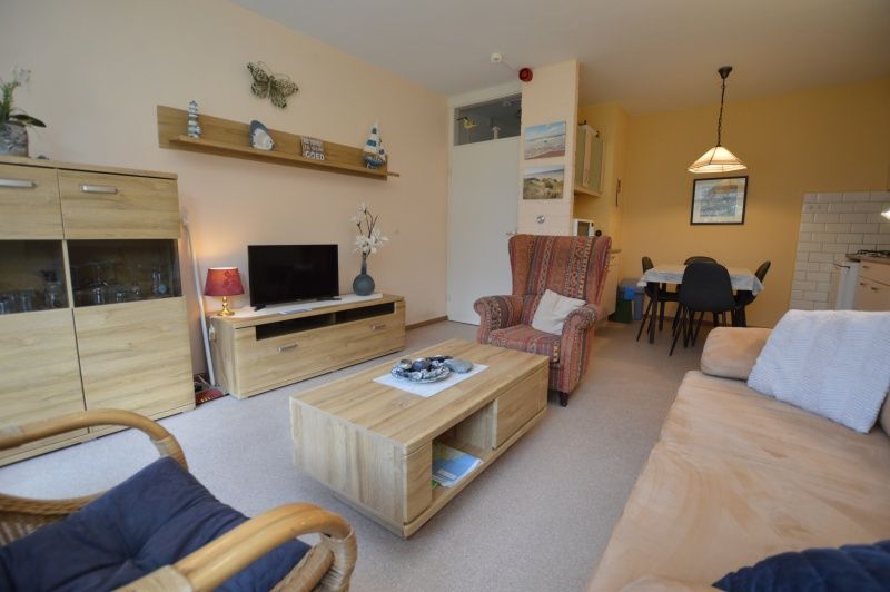 Modernes Wohnzimmer mit Essecke im Apartment Kerckeland 68, De Koog, Texel, ideal zum Entspannen.