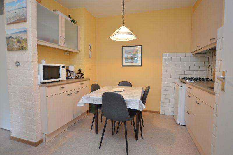 Essecke im Appartement Kerckeland 68, De Koog, Texel mit moderner Kueche und gemuetlicher Atmosphaere.