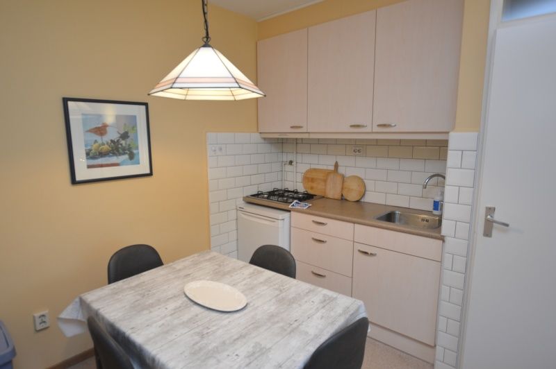 Kueche von Appartement Kerckeland 68, De Koog, Texel mit Esstisch und modernen Annehmlichkeiten.