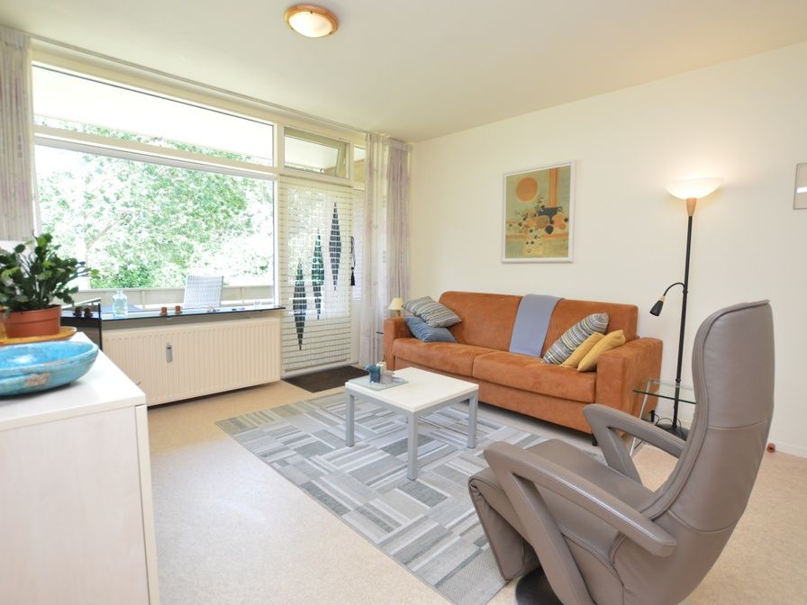 Gezellige woonkamer in Appartement Kerckeland 64, De Koog, Texel met comfortabele zitruimte.