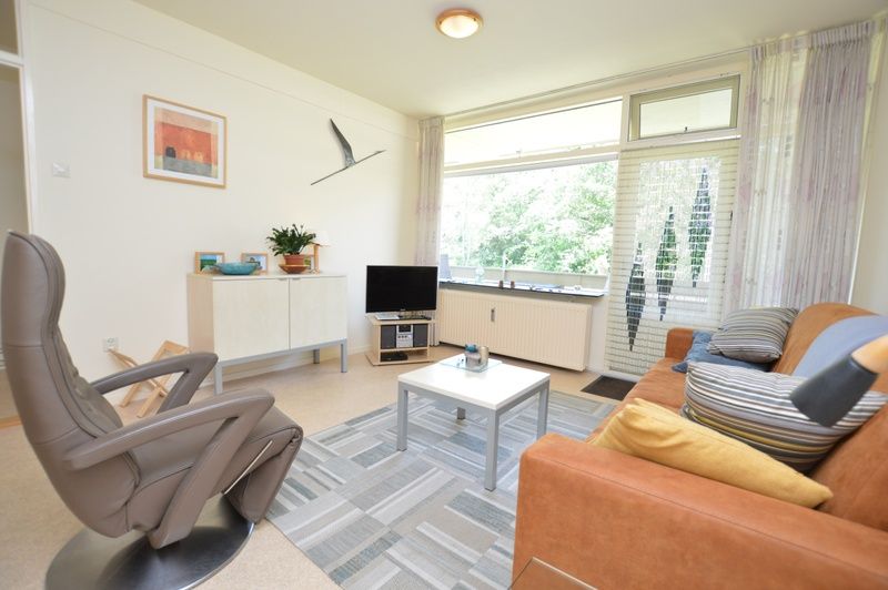 Moderne woonkamer in Appartement Kerckeland 64, De Koog, Texel met comfortabele zitplaatsen.