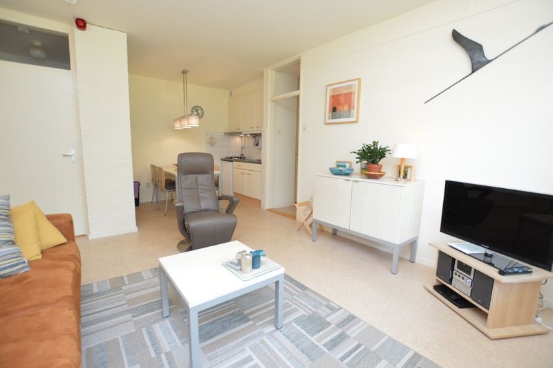 Open woonkamer en keuken in Appartement Kerckeland 64, De Koog, Texel voor een huiselijk gevoel.
