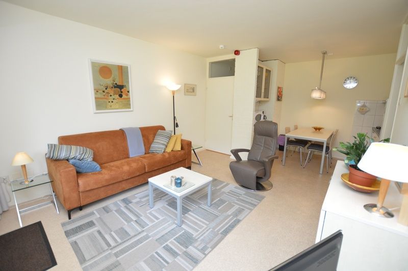 Stijlvolle inrichting in Appartement Kerckeland 64, De Koog, Texel met ruime zithoek.