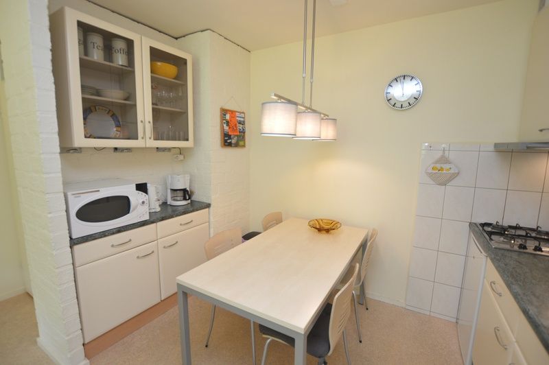 Compacte keuken in Appartement Kerckeland 64, De Koog, Texel met gezellige eetruimte.