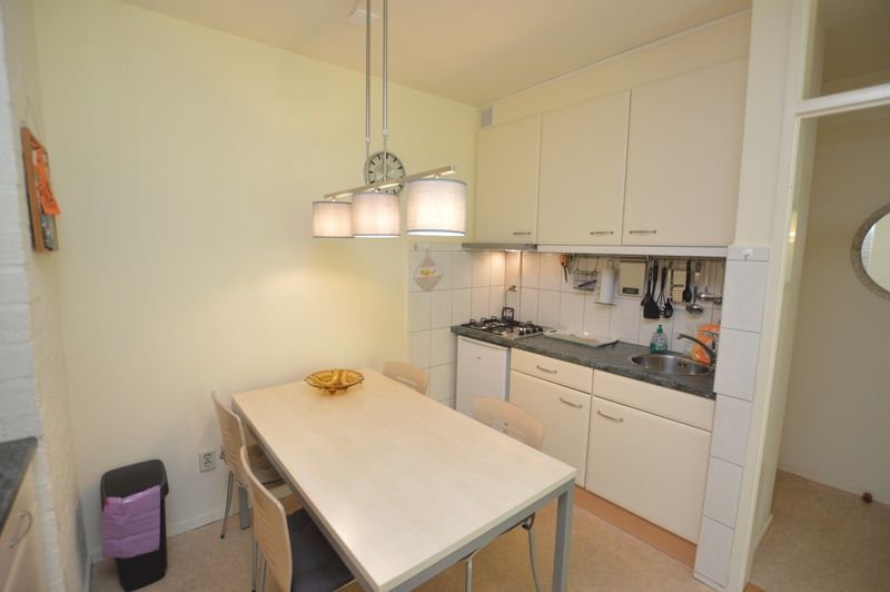 Eetkamer en keuken in Appartement Kerckeland 64, De Koog, Texel ideaal voor familiediners.