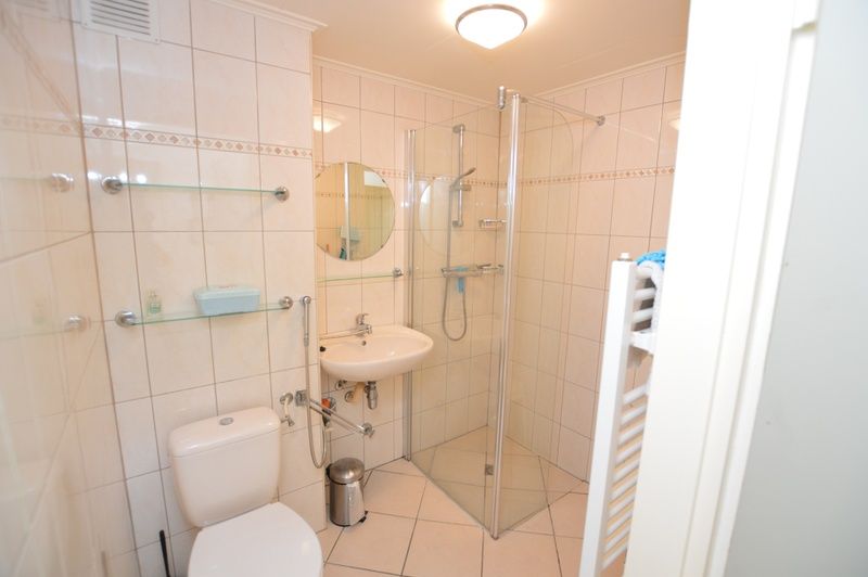 Frisse badkamer in Appartement Kerckeland 64, De Koog, Texel met moderne voorzieningen.