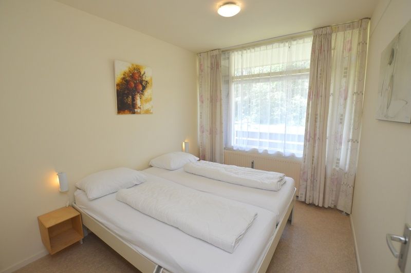 Ruime slaapkamer in Appartement Kerckeland 64, De Koog, Texel met comfortabel tweepersoonsbed.