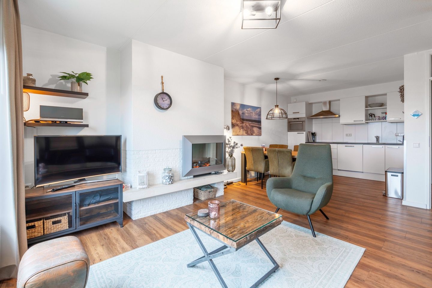 Ruime woonkamer met moderne inrichting in Appartement Juliana 166 Zeezicht, De Koog, Texel.