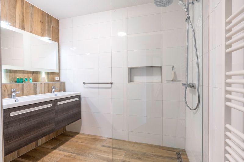 Luxe badkamer met inloopdouche in Appartement Juliana 166 Zeezicht, De Koog, Texel.