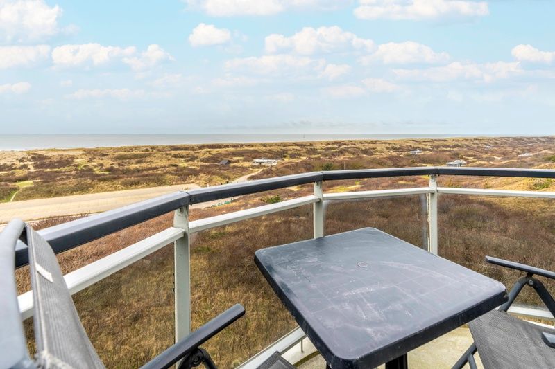 Balkon met panoramisch uitzicht op de duinen bij Appartement Juliana 166 Zeezicht, De Koog, Texel.