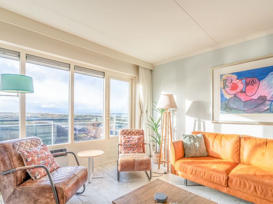 Gemuetliches Wohnzimmer von Appartement Juliana 148 Insel- und Meerblick in De Koog, Texel mit schoenem Blick auf die Duenen.