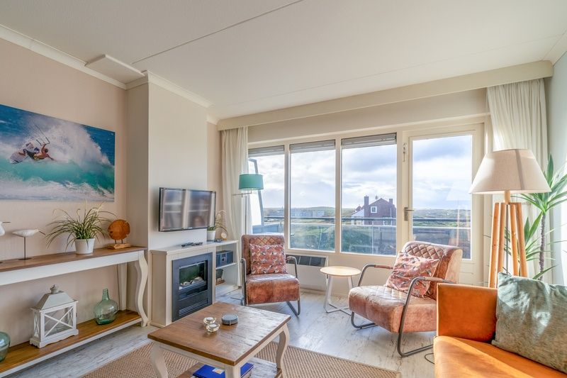 Stilvolle Sitzecke im Apartment Juliana 148 Island and Sea View, De Koog, Texel mit Blick auf die Watteninseln.