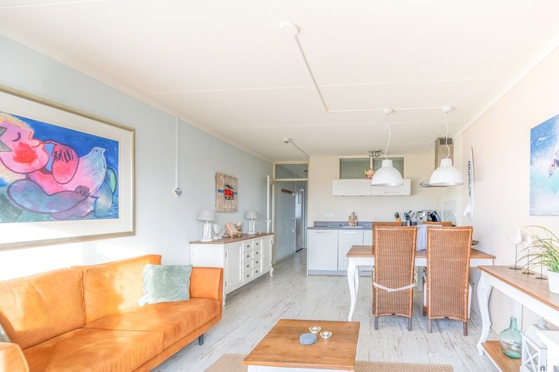 Helles Wohnzimmer mit Kueche in Appartement Juliana 148 Insel- und Meerblick, De Koog, Texel.