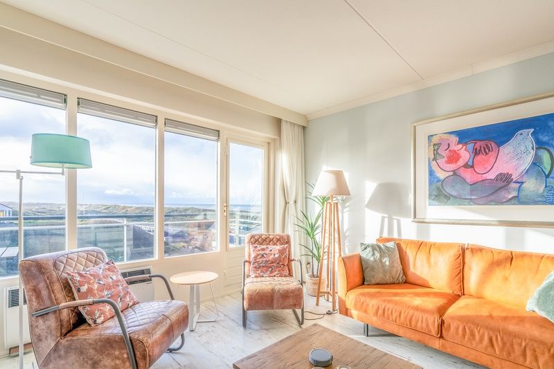 Gemuetliches Wohnzimmer der Ferienwohnung Juliana 148 Insel- und Meerblick in De Koog, Texel mit Blick auf die Duenen.