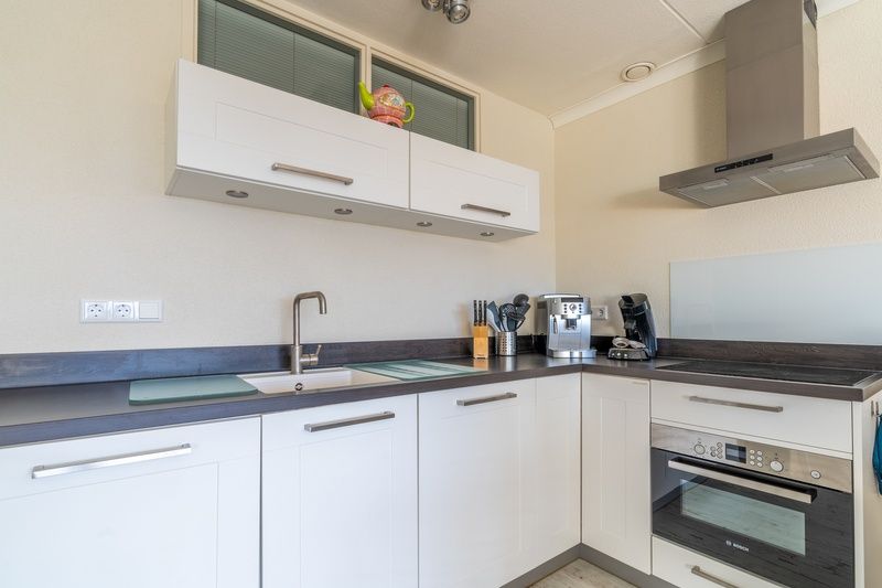 Moderne Kueche von Appartement Juliana 148 Insel und Meerblick in De Koog, Texel mit allen Annehmlichkeiten.