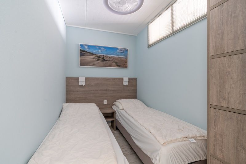 Zweites Schlafzimmer im Appartement Juliana 148 Insel- und Meerblick, De Koog, Texel mit bequemen Betten.