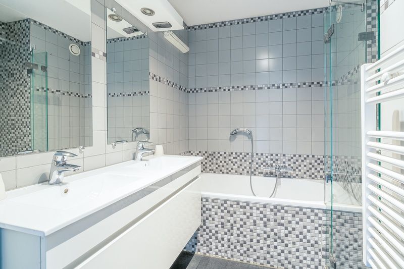 Luxurioeses Badezimmer des Appartements Juliana 148 mit Insel- und Meerblick in De Koog, Texel, mit modernen Ausstattungen.