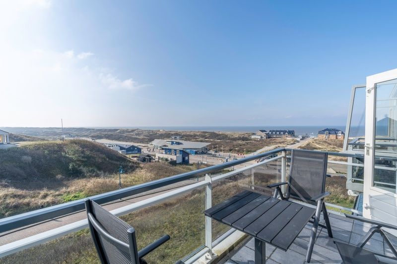 Balkon des Appartements Juliana 148 Insel- und Meerblick, De Koog, Texel mit Blick auf das Meer und die Duenen.