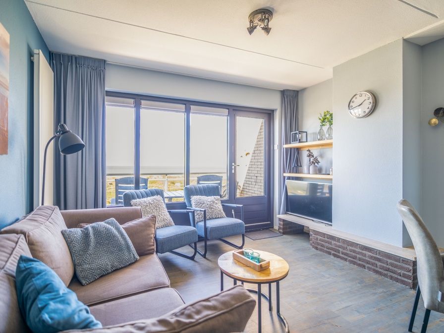 Gezellige woonkamer in Appartement Juliana 156 Zeezicht, De Koog, Texel, met prachtig uitzicht op de zee.