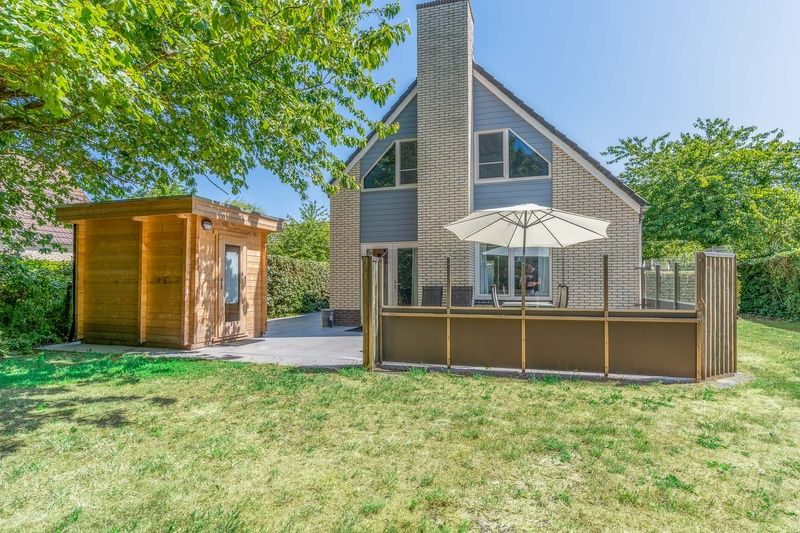 Gezellig terras van Vakantiehuis Kamperfoelie 43 met sauna in De Koog, Texel, ideaal voor ontspanning.