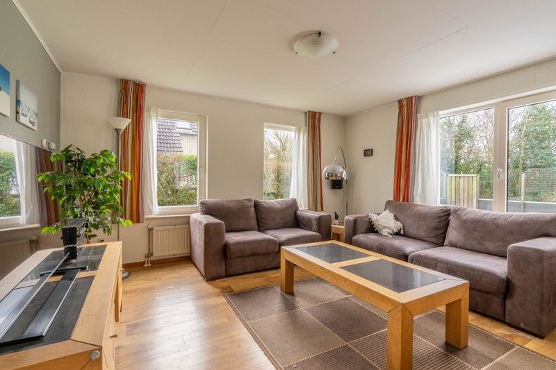 Ruime woonkamer in Vakantiehuis Kamperfoelie 43 met sauna, De Koog, Texel, met comfortabele banken en veel licht.