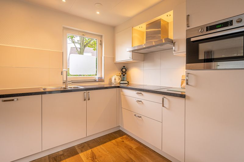 Moderne keuken in Vakantiehuis Kamperfoelie 43 met sauna, De Koog, Texel, voorzien van alle gemakken en veel licht.