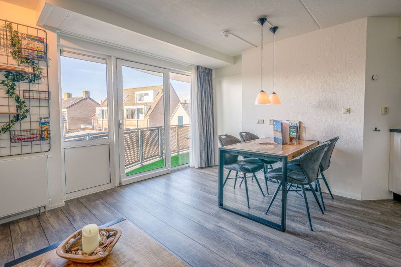 Lichtdurchfluteter Essbereich im Apartment Zeedistel 20, De Koog, Texel mit Blick auf die Umgebung.