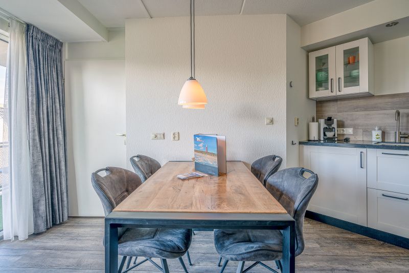 Esstisch im Appartement Zeedistel 20, De Koog, Texel ideal fuer gemuetliche Mahlzeiten waehrend Ihres Aufenthalts.