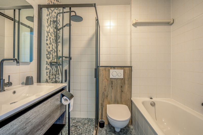 Modernes Badezimmer im Appartement Zeedistel 20, De Koog, Texel mit Dusche und Badewanne fuer ultimative Entspannung.