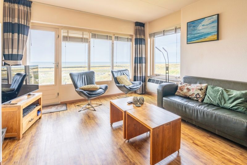 Lichte zithoek in Appartement Juliana 168 Zeezicht, De Koog, Texel, met prachtig uitzicht op de zee en de omgeving.