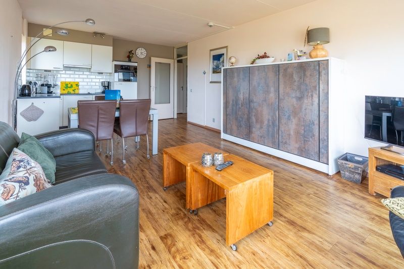 Ruime woonkamer en keuken van Appartement Juliana 168 Zeezicht in De Koog, Texel, met moderne inrichting.
