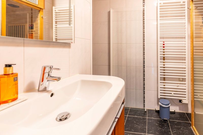 Stijlvolle badkamer van Appartement Juliana 168 Zeezicht in De Koog, Texel, met moderne voorzieningen.
