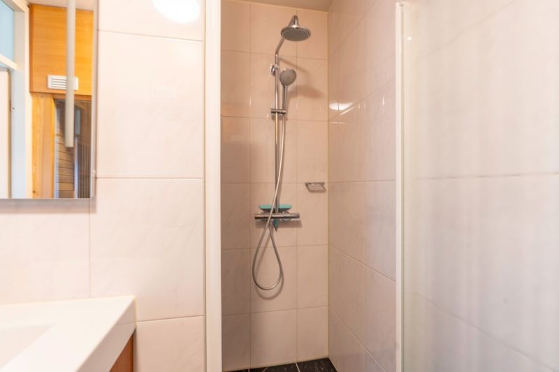 Inloopdouche van Appartement Juliana 168 Zeezicht, De Koog, Texel, met luxe afwerking en moderne faciliteiten.
