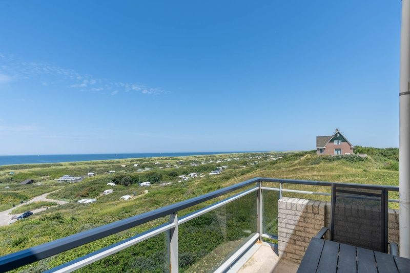 Adembenemend uitzicht vanaf het balkon van Appartement Juliana 168 Zeezicht in De Koog, Texel, met zicht op de zee en duinen.