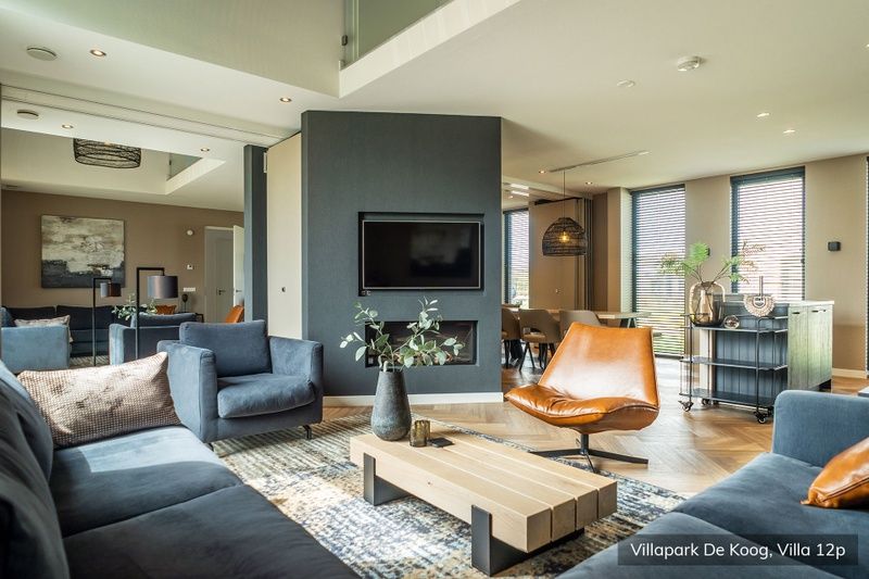 Gezellige eetkamer met lange tafel in Luxe familievilla 12p, De Koog, Texel.